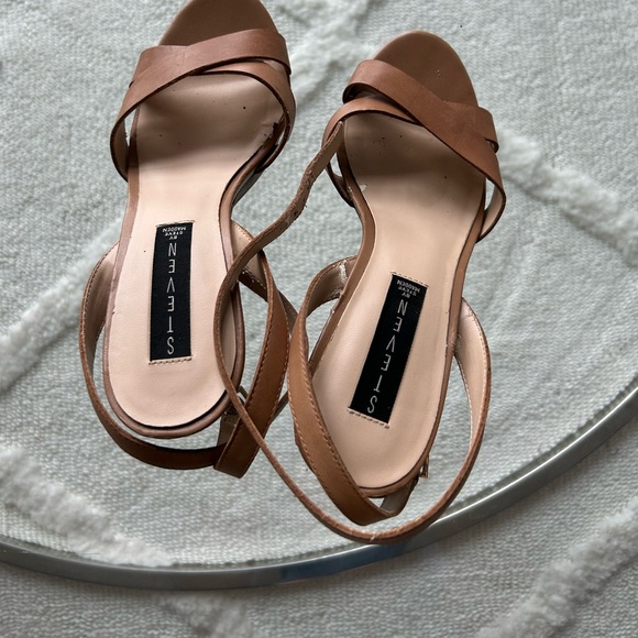 Steve Madden Heels Tan/Nude - Picture 2 of 6